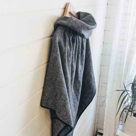 Black & White Pashmina Cape - Picture 6 of 10